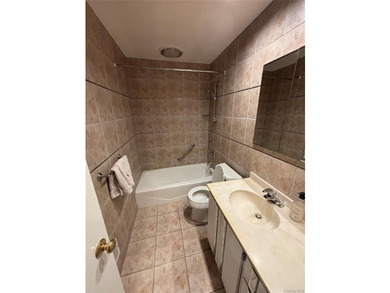 A great house located in a beautiful neighborhood with award - photo 10