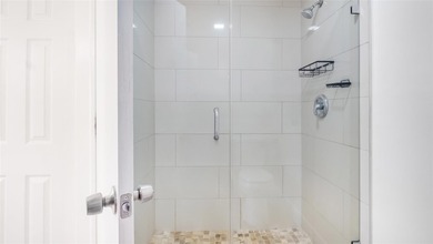 Top-Floor Corner Unit | All Ages | Rent Right Away! Experience - photo 23