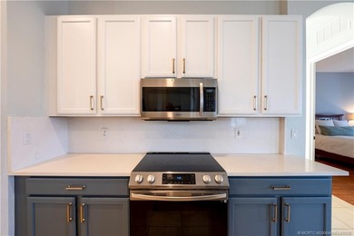 Price improvement! This stunning LAKEFRONT 3BR/2BA/2CG + den - photo 20