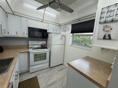 PRICE TO SELL Move-in ready, super clean all furnish, turnkey - photo 3