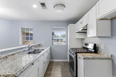 This charming 3 bed 2 bath with high ceilings offers a spacious - photo 11