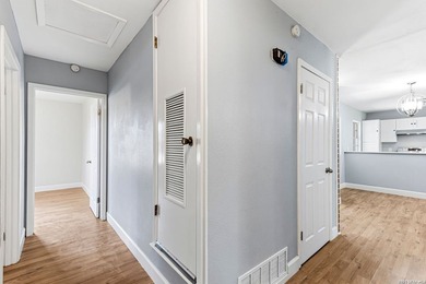 This charming 3 bed 2 bath with high ceilings offers a spacious - photo 17