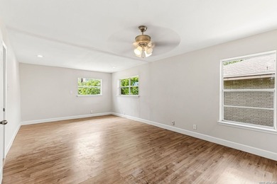 This charming 3 bed 2 bath with high ceilings offers a spacious - photo 18