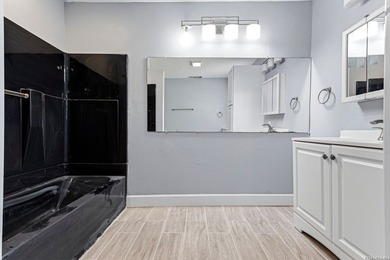 This charming 3 bed 2 bath with high ceilings offers a spacious - photo 22