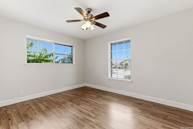This charming 3 bed 2 bath with high ceilings offers a spacious - photo 25