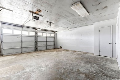 This charming 3 bed 2 bath with high ceilings offers a spacious - photo 27