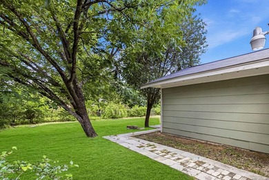 This charming 3 bed 2 bath with high ceilings offers a spacious - photo 29