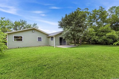 This charming 3 bed 2 bath with high ceilings offers a spacious - photo 30