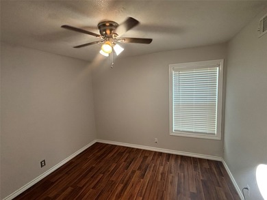 Welcome to 910 NE 31st St in Grand Prairie, TX This beautifully - photo 18