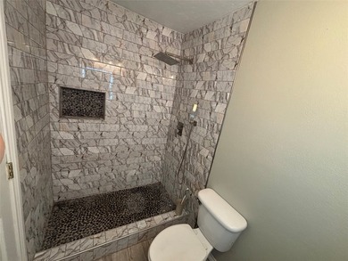 Welcome to 910 NE 31st St in Grand Prairie, TX This beautifully - photo 33