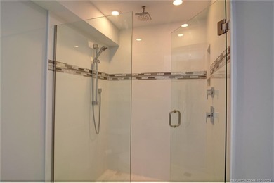 Beach Front! Step in to this stunning and spacious 3 bedroom 2 - photo 25