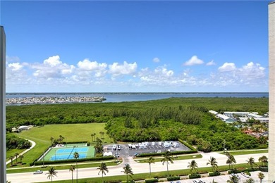 Beach Front! Step in to this stunning and spacious 3 bedroom 2 - photo 37