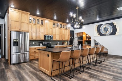 Large riverfront cabin in Glenwood, AR that sleeps everyone and - photo 12