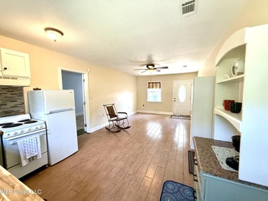 Impeccably maintained 1786 sq ft brick ranch offering versatile - photo 18