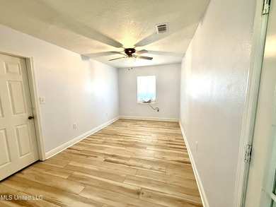 Impeccably maintained 1786 sq ft brick ranch offering versatile - photo 20