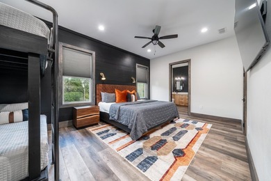 Large riverfront cabin in Glenwood, AR that sleeps everyone and - photo 22