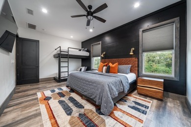 Large riverfront cabin in Glenwood, AR that sleeps everyone and - photo 23