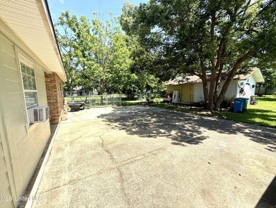 Impeccably maintained 1786 sq ft brick ranch offering versatile - photo 28