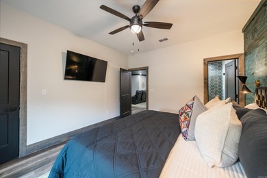 Large riverfront cabin in Glenwood, AR that sleeps everyone and - photo 34