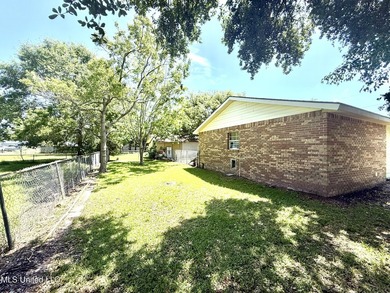 Impeccably maintained 1786 sq ft brick ranch offering versatile - photo 34