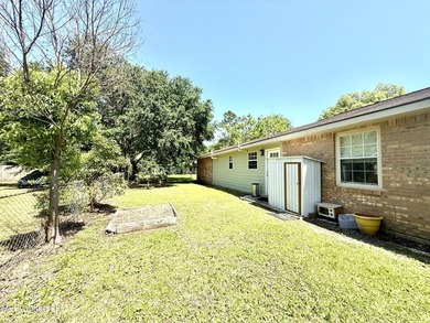 Impeccably maintained 1786 sq ft brick ranch offering versatile - photo 36