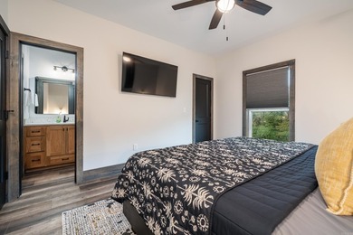 Large riverfront cabin in Glenwood, AR that sleeps everyone and - photo 37