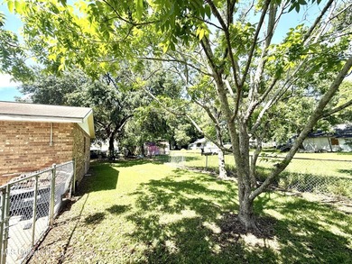 Impeccably maintained 1786 sq ft brick ranch offering versatile - photo 37
