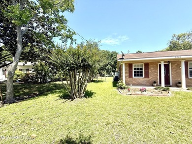 Impeccably maintained 1786 sq ft brick ranch offering versatile - photo 38