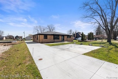 Everything is NEW in this beautifully renovated full brick ranch - photo 4