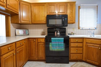 Welcome to lake life fun at Sandpiper Bay! This spacious - photo 11