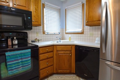 Welcome to lake life fun at Sandpiper Bay! This spacious - photo 12