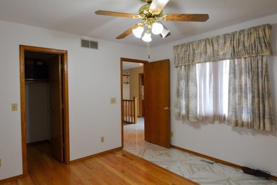 Welcome to lake life fun at Sandpiper Bay! This spacious - photo 19