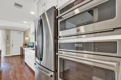Impeccable 3 BR / 2.5 BA / 2 car garage duplex townhome - photo 9