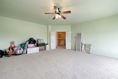 Gorgeous lakefront cul-de-sac property featuring 6 bedrooms, 4 - photo 22