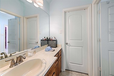 Gorgeous lakefront cul-de-sac property featuring 6 bedrooms, 4 - photo 25