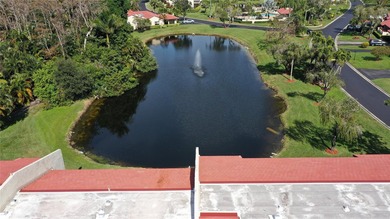 Beautiful Lake views. Nicely appointed rare 3 full Bathrooms, 2 - photo 3
