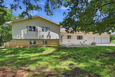 Welcome to a peaceful country retreat where space, scenery, and - photo 2