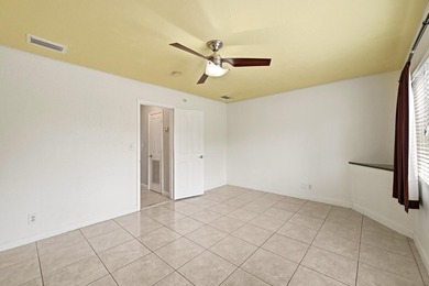 Fully remodeled 1-bedroom, 1-bath waterfront residence in Coral - photo 11