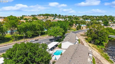 Welcome to easy riverfront living! This well-maintained - photo 2