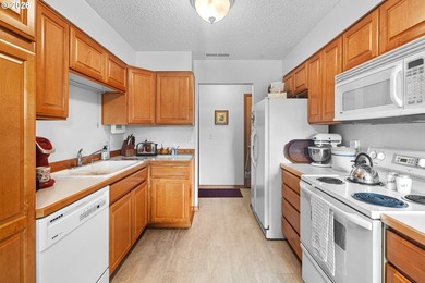 Welcome to easy riverfront living! This well-maintained - photo 7