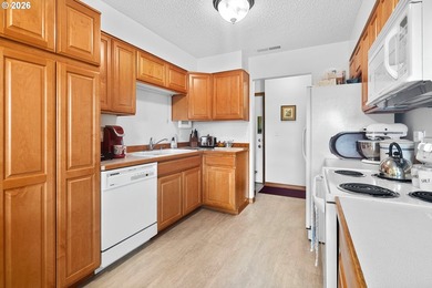 Welcome to easy riverfront living! This well-maintained - photo 8