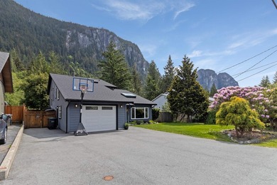 Welcome to this immaculate Valleycliffe home backing onto - photo 1