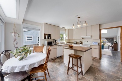 Welcome to this immaculate Valleycliffe home backing onto - photo 10