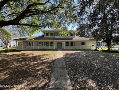 Welcome to this spacious and beautifully appointed 5-bedroom - photo 1