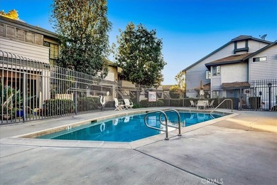 Move-in ready second-floor condo in the desirable Wrigley area - photo 3