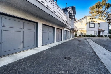 Move-in ready second-floor condo in the desirable Wrigley area - photo 9