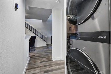 Move-in ready second-floor condo in the desirable Wrigley area - photo 10
