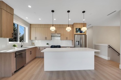 BRAND-NEW HALF DUPLEX WITH A SUITE! Located in sought-after - photo 2