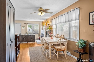 Welcome to 58 Vivian Street, a well maintained Cape that offers - photo 13
