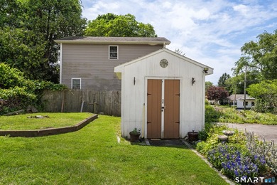 Welcome to 58 Vivian Street, a well maintained Cape that offers - photo 16